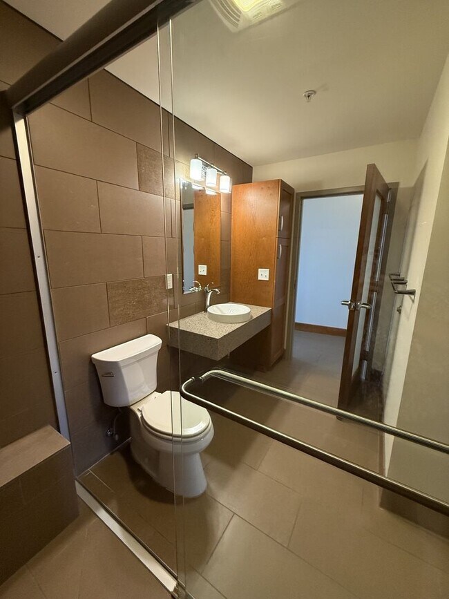 Building Photo - Luxury Apartment