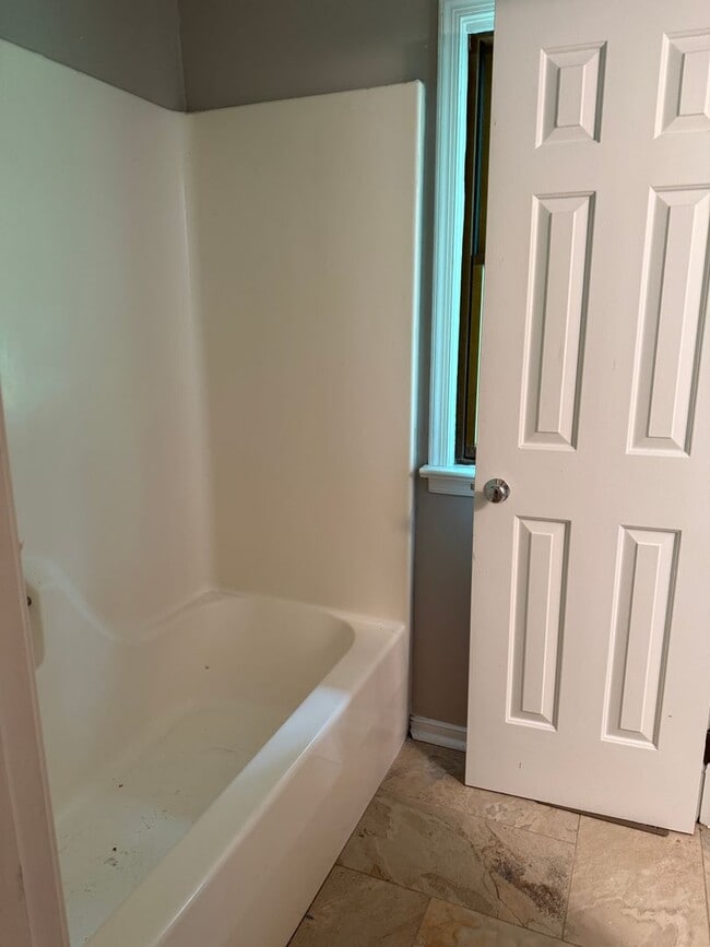 Building Photo - Adorable Recently Renovated 3 Bed 1.5 Bath...