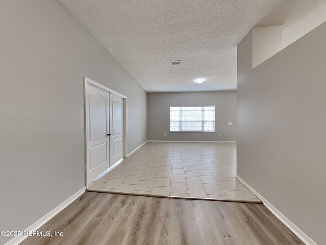 Building Photo - 250 Parkview Dr