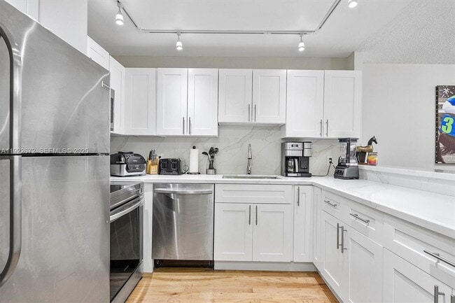 Building Photo - 600 Parkview Dr