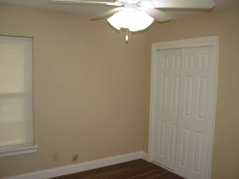 Building Photo - 1805 N Pl