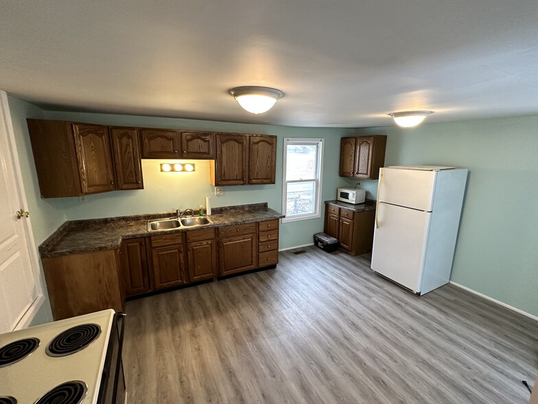 Kitchen - 606 W 5th St