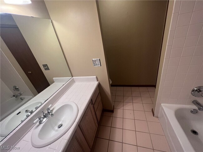 Building Photo - 8591 Scenicview Dr