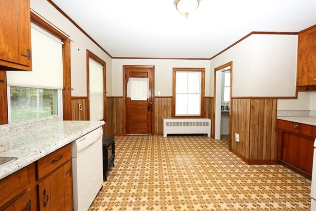 Building Photo - 354 Pond St