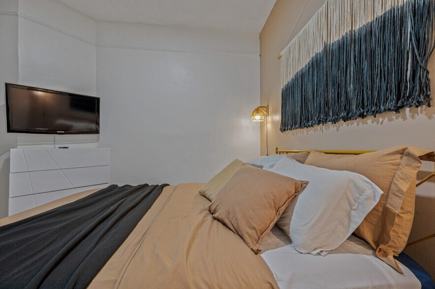 Building Photo - 104 W 83rd St