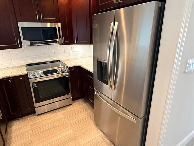 Building Photo - 2802 Pass a Grille Way