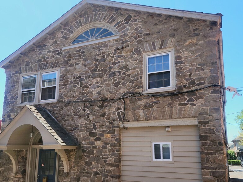 Front of building - 15 W Oakland Ave