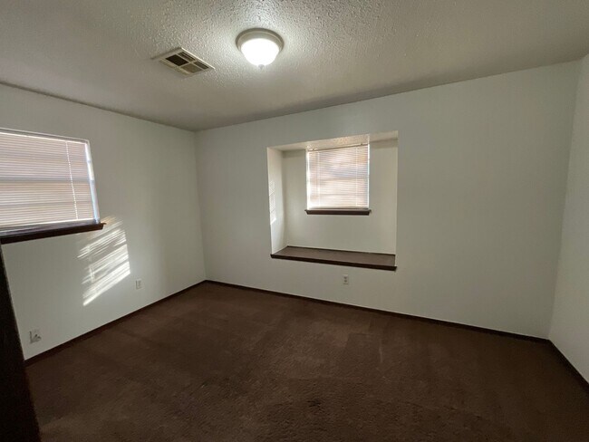 Building Photo - 3 Bed, 1 Bath, 2 Car Garage