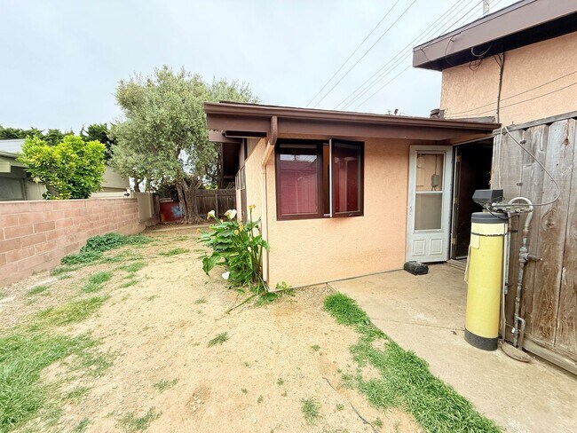 Building Photo - 401 N Lupine St