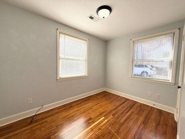 Building Photo - Charming 2 Bedroom Home With Spacious Yard!