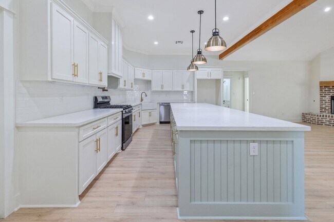 Building Photo - 927 Magdalena Street