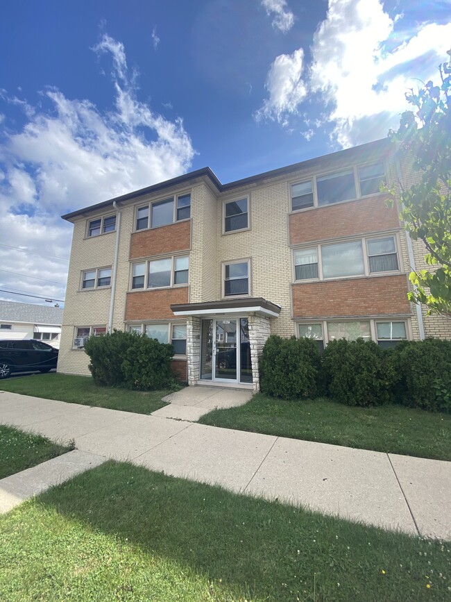 Building Photo - 2807 N McVicker Ave