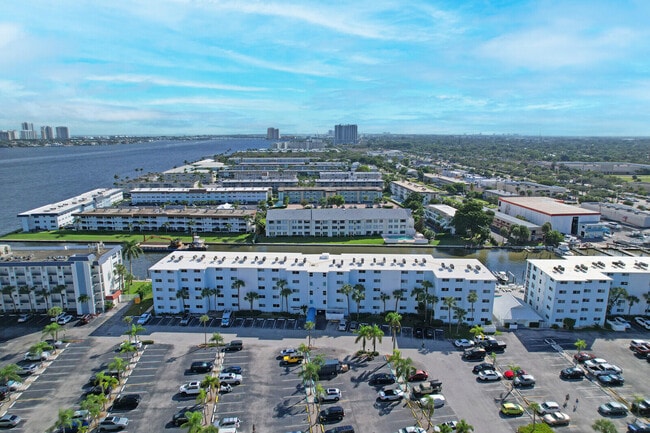 Building Photo - 104 Paradise Harbour Blvd