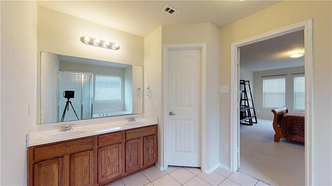 Building Photo - 9948 Southgate Dr