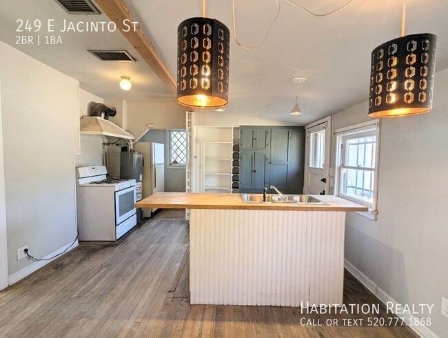 Building Photo - 249 E Jacinto St