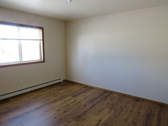 Building Photo - 2 Bedrooms 1 Bathroom 4 Plex - Belgrade