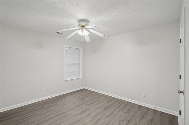 Building Photo - 3120 Northcliff Dr