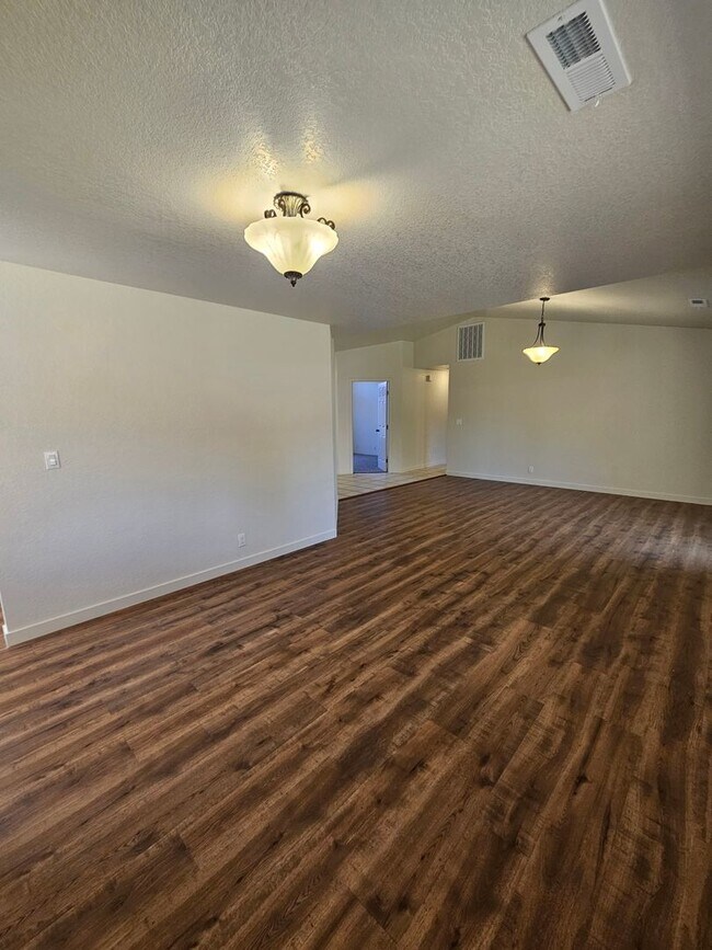 Building Photo - Beautiful House with Spacious Kitchen