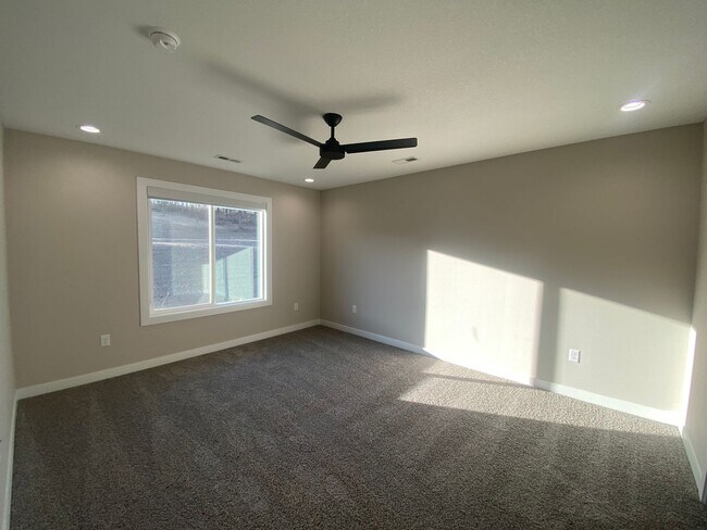 Building Photo - Luxury Homes in West Des Moines