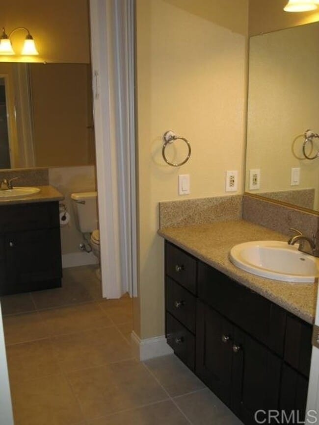 Building Photo - Stylish 2 Bed, 2 Bath Upper Unit in Prime ...