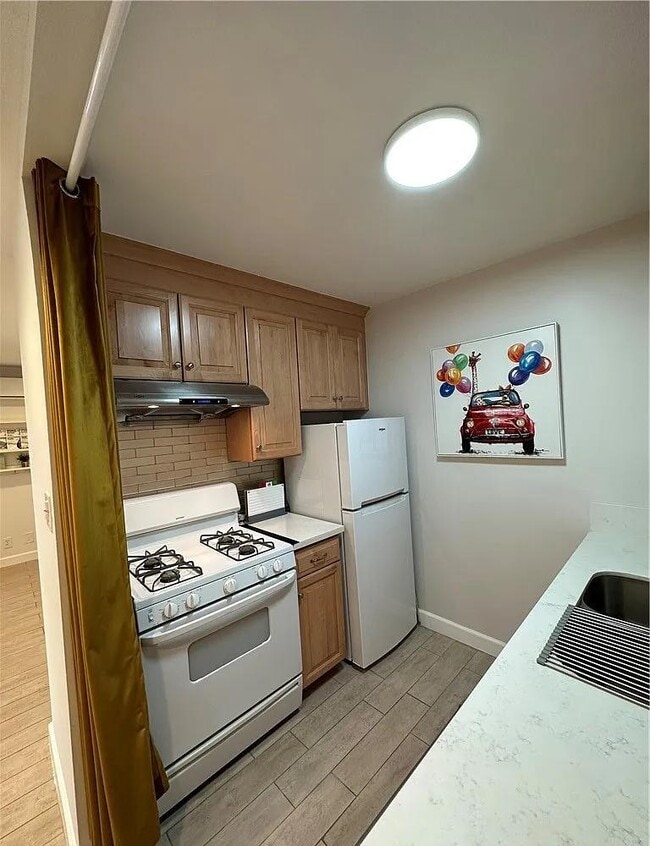 Building Photo - 465 S Los Robles Ave