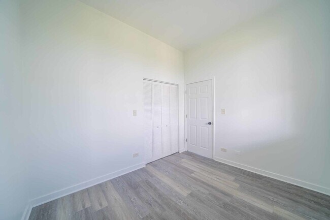 Building Photo - 317 S Homan Ave