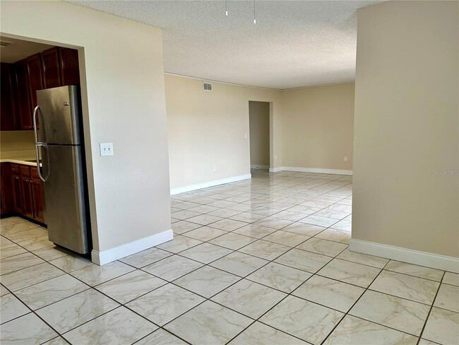 Building Photo - 4010 Versailles Dr
