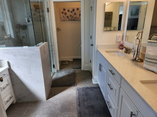 Building Photo - 5855 Vlg Rdg Wy