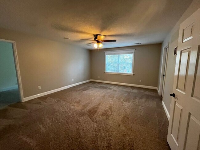 Building Photo - Beautiful 4 bedroom 2.5 bath home with lawncare, internet and security system included in rent