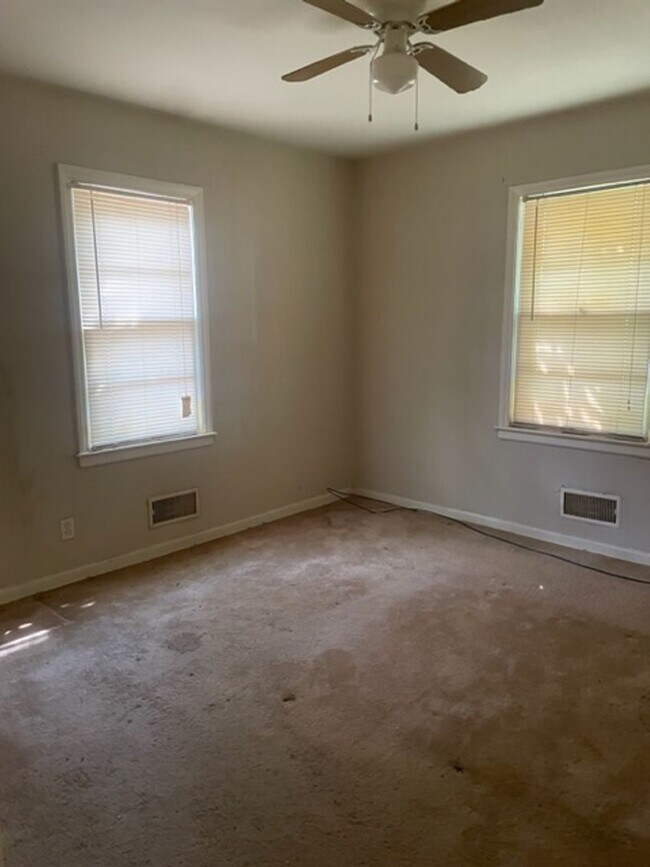 Building Photo - Three Bedroom One bathroom home for Rent