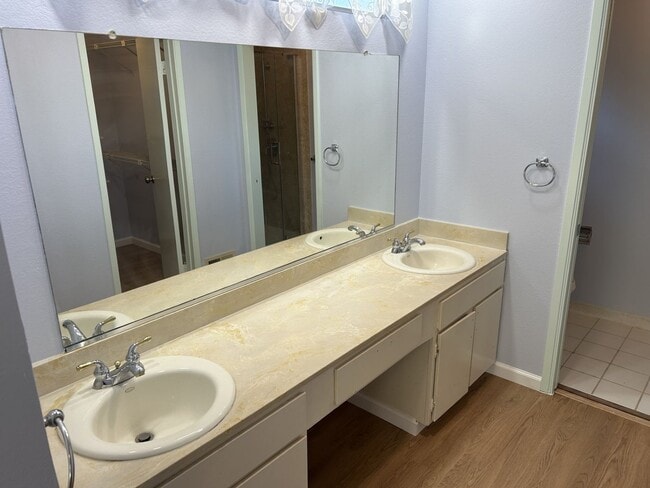 Building Photo - Highly Sought Somerset Highlands Beautiful Home