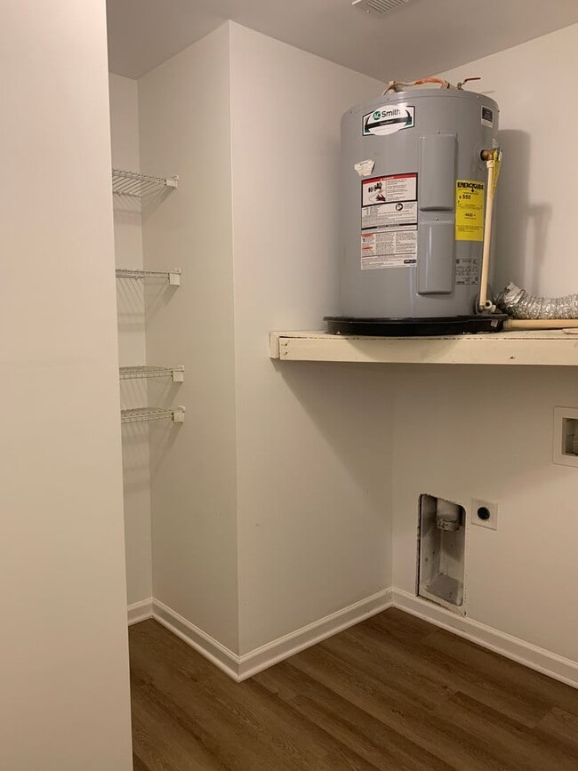 Building Photo - 3 Bedroom, 2 Bath House Available Now on Hillsdale Drive