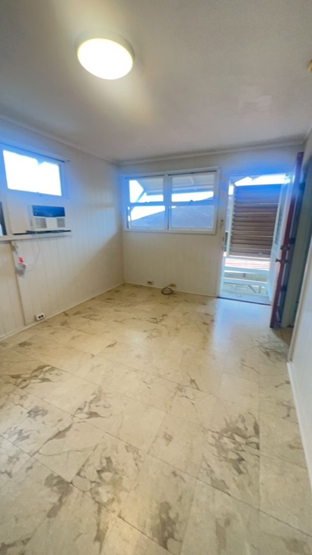 Building Photo - 1 Bedroom Cottage in Kaimuki, Full Kitchen...