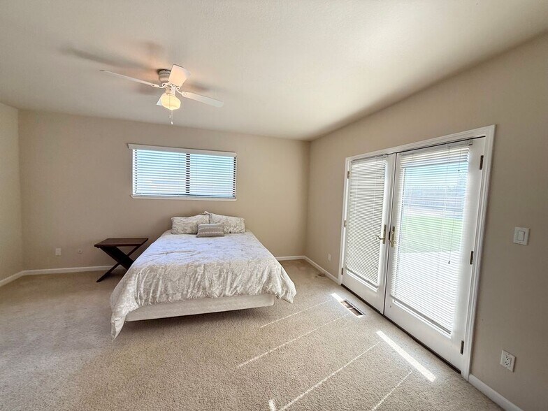 Building Photo - 4460 W Pine Haven Dr