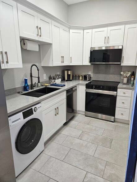 Full kitchen - 1332 E La Mirada Dr