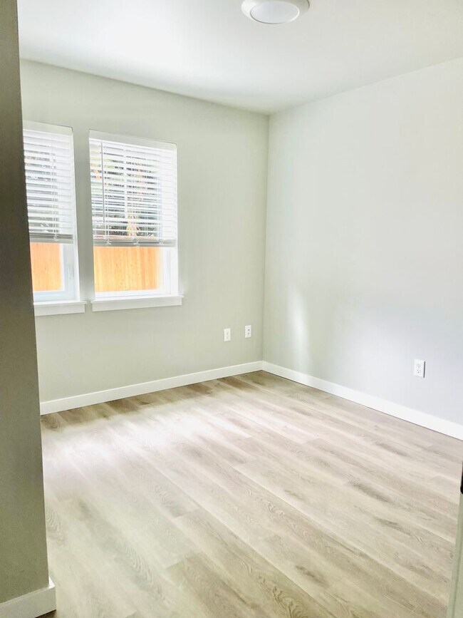 Building Photo - $1,000 Off 1st Month's Rent! 3 Bedroom, 1.5 Bathroom in Barkley Neighborhood!