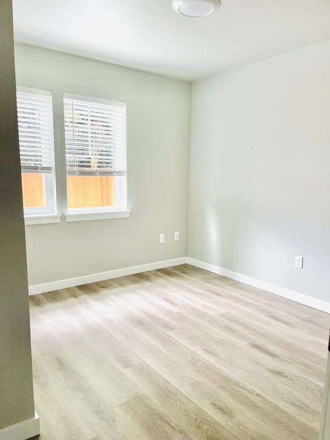 Building Photo - $500 Off 1st Month's Rent! 3 Bedroom, 1.5 ...