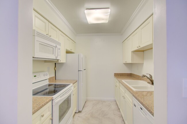 Building Photo - 2 Bed, 2 Bath Centrally Located Condo in G...