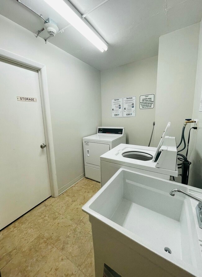 Building Photo - 1237 Hillsboro Mile