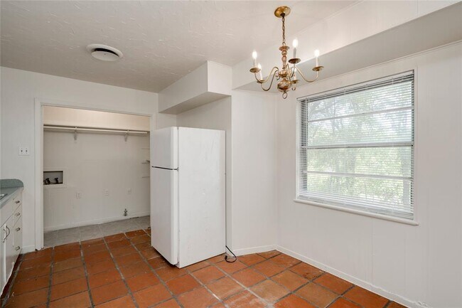Building Photo - 2900 Northeast Dr