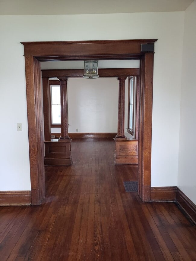 Building Photo - 3 BR Near Fort Wayne Zoo