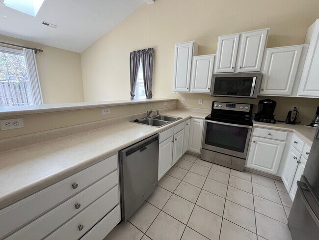 Building Photo - Discover this well-appointed 3-bedroom plus bonus room , 2-bath home in Carleton Place