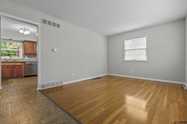 Building Photo - 2124 Violet Rd