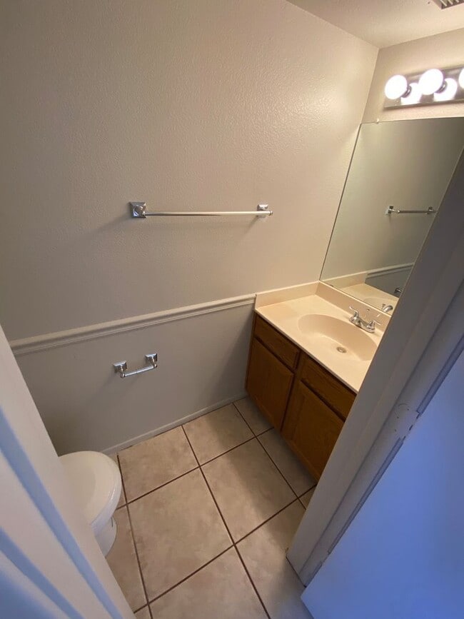 Building Photo - Chandler Townhouse 2 Bed & 1.5 Bath - 2 Story w/New Carpeting Full Size Washer/Dryer