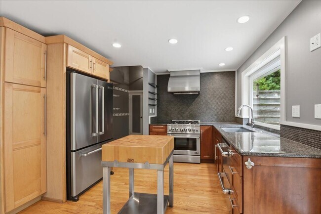 Building Photo - 2Bd/1Ba Seattle Home