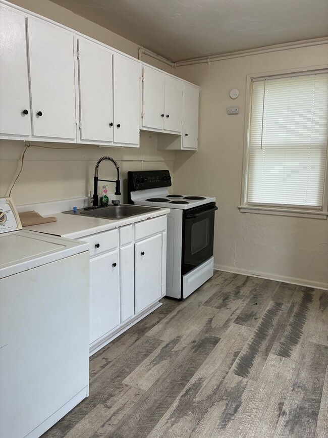 Building Photo - 2 Bedroom 1 Bathroom Single Family Home in...