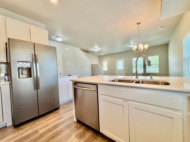 Building Photo - Beautiful 3 bed, 3 bath Townhome in West W...