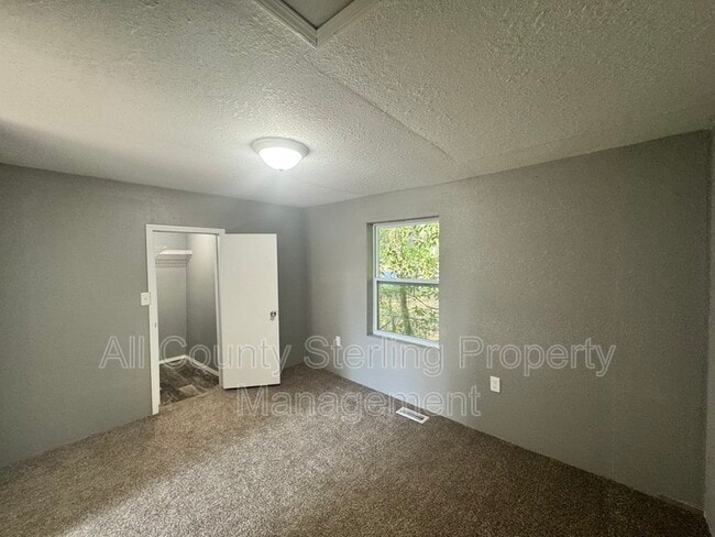 Building Photo - 917 NE Aberdeen Ave