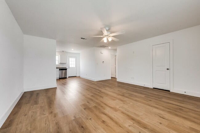 Building Photo - "Spacious 3-Bedroom Duplex with 2 Full Bat...