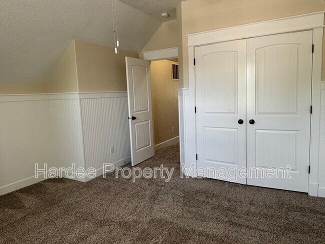 Building Photo - 573 E Halpin Dr